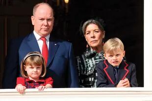 Alberto II junto a sus hijos, los mellizos Jacques y Gabriella (7), y la princesa Carolina, en el balcón del palacio –el jueves 28– por las celebraciones de Santa Devota, patrona del principado. 