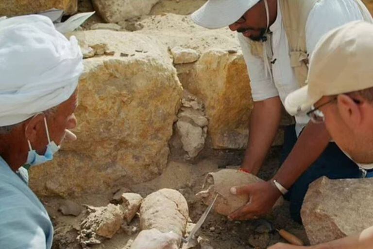 Los arqueólogos hallaron en el templo solar jarros de cerveza, que serían ofrendas depositadas en el lugar para honrar al dios Ra