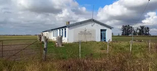 El edificio donde funcionaba la escuela, en un camino rural entre los pueblos de Santa Lucía y Pérez Millán