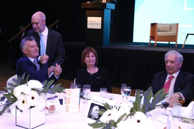 Horacio Rodríguez Larreta saluda a Mauricio Macri en la mesa que comparte con Patricia Bullrich y Mario Vargas Llosa en la Cena anual de la Fundación Libertad
