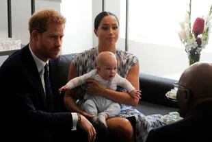 Harry, Meghan, y su bebé Archie, escuchando muy atentos al pacifista africano