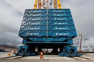 La grúa Sarens SGC 250, también conocida como Big Carl, es capaz de levantar hasta 5200 toneladas