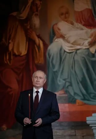 Vladimir Putin, nella cattedrale di Mosca per la Pasqua ortodossa.  (Foto AP/Alexander Zemlianichenko, Piscina)