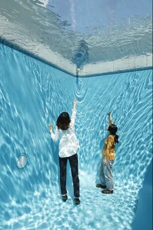 Detalle de La pileta (1999) de Leandro Erlich que produce la ilusión de poder vivir bajo el agua