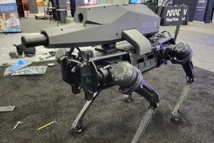 Este perro robot de Ghost Robotics puede llevar un rifle a control remoto en el lomo