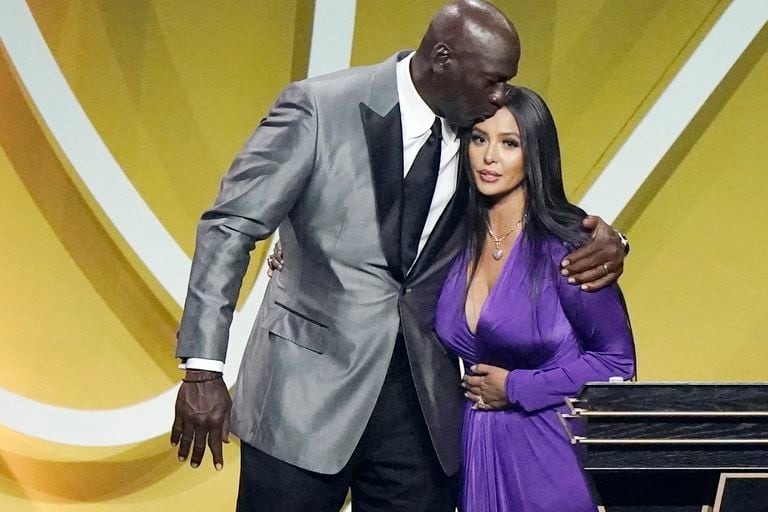 Michael Jordan saluta Vanessa Bryant dopo un discorso emozionante che introduce Kobe nella Hall of Fame