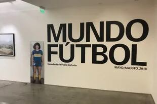 Retrato de Maradona en el ingreso a la muestra Mundo Fútbol en FOLA, 2018