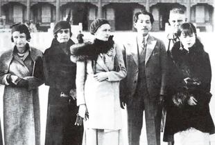 Edda Mussolini, en el centro de la foto, en 1931 en Pekín, China