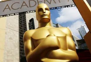 Una estatua del Oscar afuera del Teatro Dolby, en Los Ángeles