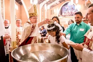 Un sacerdote usó palabras erróneas en los bautismos y la Iglesia tomó una drástica decisión
