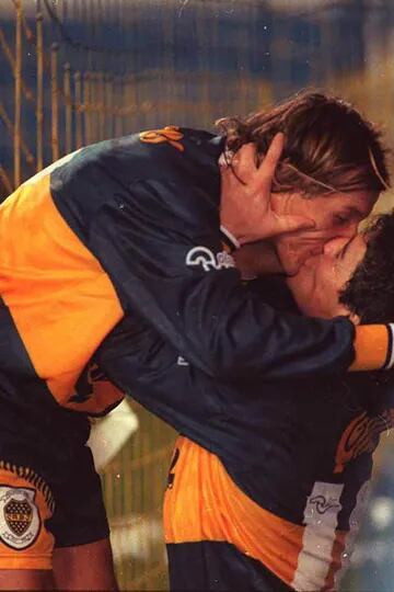 14/07/1996: el recordado beso entre los ídolos de Boca Diego Maradona y Claudio Caniggia en el superclásico que se disputó en "La Bombonera"
