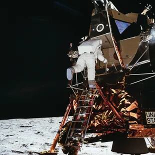 El piloto de la misión, Edwin Aldrin, a punto de pisar la Luna