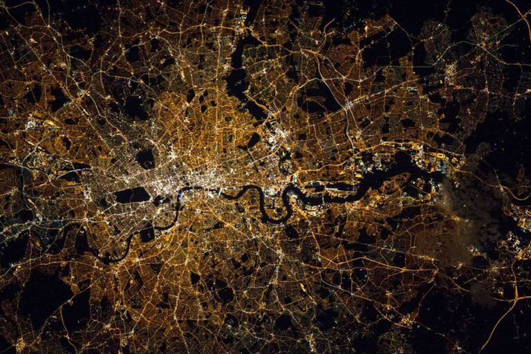 Londres, con el río Támesis serpenteando por el centro geográfico de la ciudad