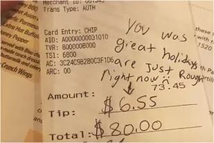 Fue a comer a un restaurante y dejó un insólito mensaje en el ticket para justificar la propina