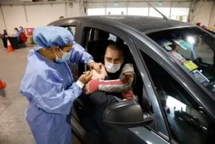 En Costa Salguero se habilitó un centro de vacunación vehicular en el marco de una campaña que se acelera con la llegada de nuevas dosis al país
