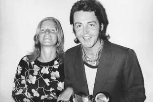 En 1971, durante la 13a entrega de los Grammy, Paul recibió en nombre de Los Beatles el premio a la mejor banda sonora original escrita para una película o un especial de televisión por la canción “Let It Be”. 