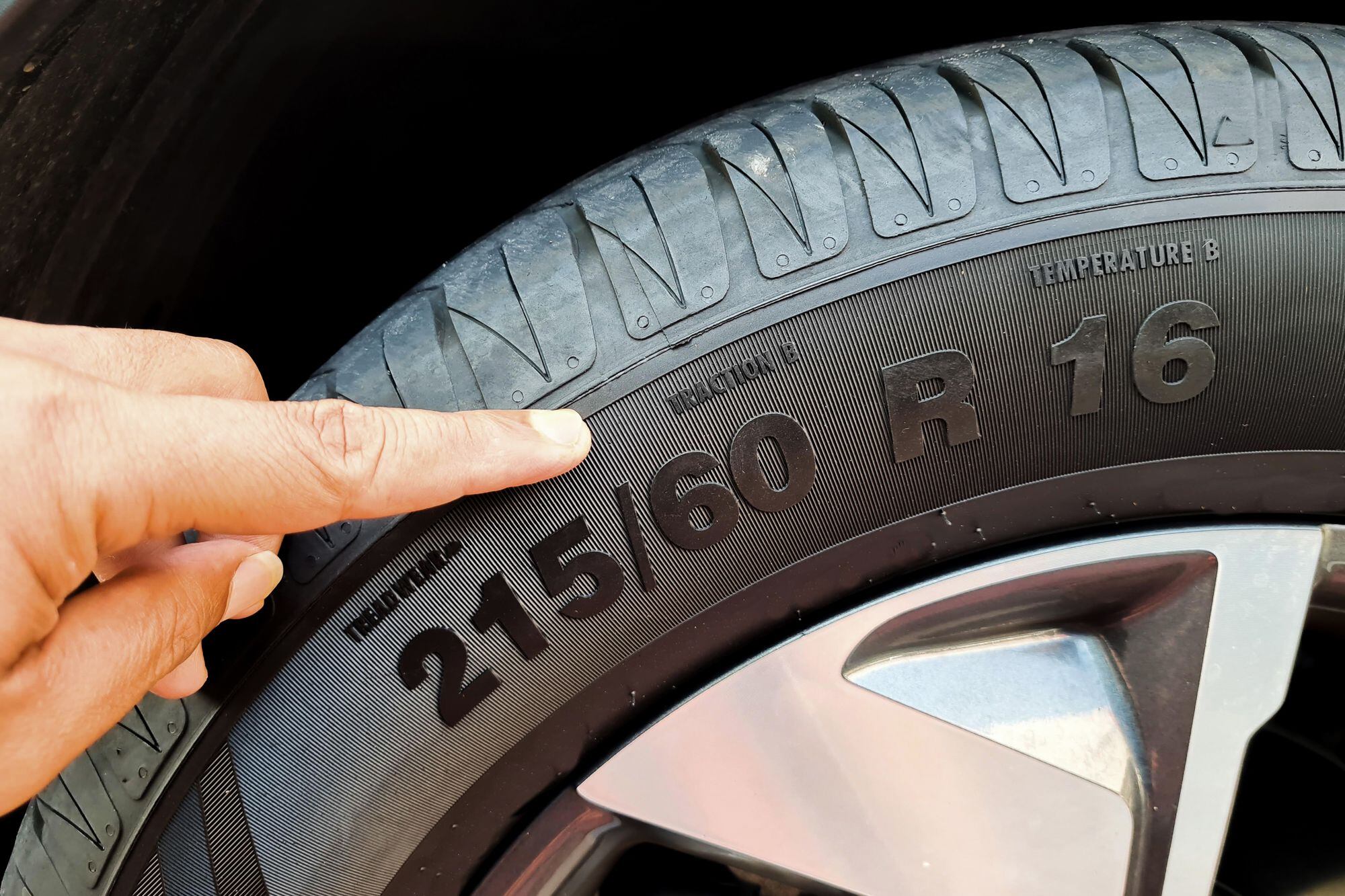 Autos: ¿qué significan los números en los neumáticos y por qué son tan importantes?