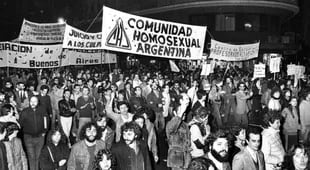 La primera marcha de la comunidad LGBT+ tuvo lugar en la Avenida de Mayo. Fuente: Télam.