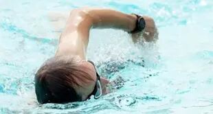 La natación permite realizar todo tipo de movimiento dentro del agua lo cual hace que la resistencia sea suave y sin impacto