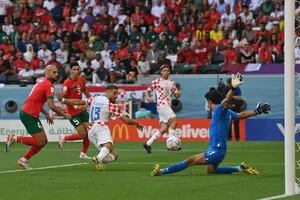 La increíble atajada del arquero marroquí que es hincha de River y fue clave en el empate con Croacia