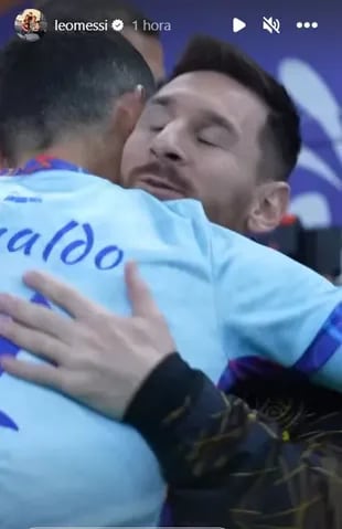 Un abbraccio tra Lionel Messi e Cristiano Ronaldo prima della partita