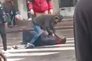 Dos hombres protagonizaron una feroz pelea en medio de una avenida que terminó a las puñaladas
