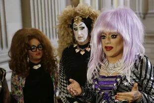 Lil Ms. Hot Mess, Sister Roma y Heklina, las drag queens de la comunidad LGBT en una conferencia en el ayuntamiento de San Francisco, tras reclamar por el uso de apodos en la red social Facebook