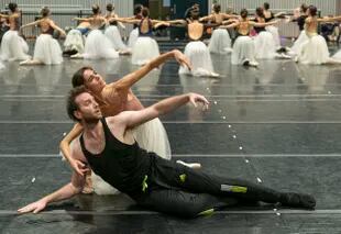 Muzyca, Fernández y el Ballet Estable del Teatro Colón en un ensayo previo al estreno de "Giselle", que comenzará su serie de funciones este martes