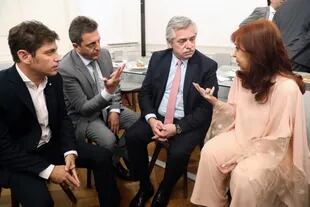 Alberto Fernández, Cristina Kirchner, Sergio Massa y Axel Kicillof, en otros tiempos. El ministro estrenó en Washington su nueva tarjeta internacional: dice que habla en nombre de todos los socios del Frente de Todos.
