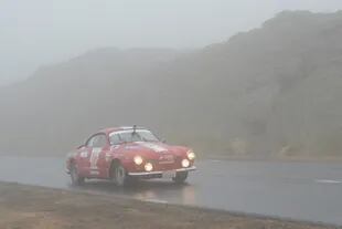 El Volkswagen Karman 1962 del binomio paraguayo Gauto-Riveros superando el duro clima de las Altas Cumbres