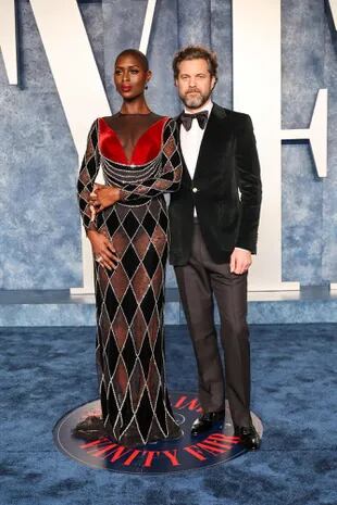 Jodie Turner-Smith con un impactante vestido junto a Joshua Jackson 