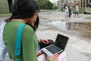 Jóvenes en espacios públicos con wi-fi