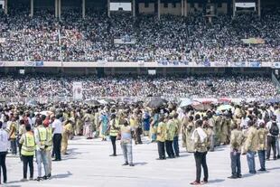 Una multitud de jóvenes recibió al Papa en el Estadio de los Mártires en Kinshasa