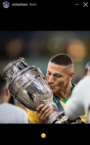 Richarlison publicó una foto suya besando la copa obtenida en 2019 con Brasil