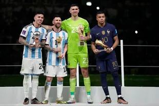 Enzo Fernández, Emiliano 'Dibu' Martinez, Lionel Messi y Kylian Mbappe fueron los ganadores de los premios individuales del Mundial