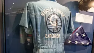 Varios de los objetos, como los monos de trabajo y la bandera, son ejemplos del detalle realista que la CIA y Hughes fabricaron para la expedición; nunca se han mostrado antes