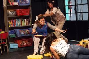 Victoria Marroquin, Julieta Petrucchi y Victoria Hladilo, en una escena de La sala roja