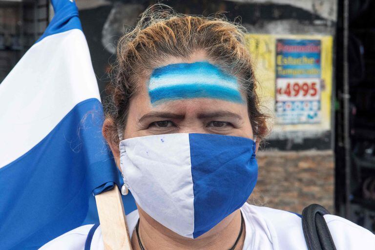 Una ciudadana nicaragüense exiliada en Costa Rica participa en una manifestación contra las elecciones en Nicaragua y el presidente Daniel Ortega, en San José