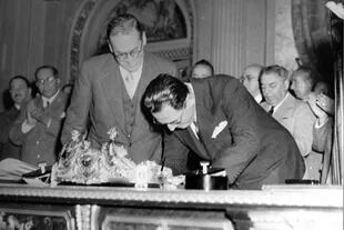 Perón firma la compra de bienes de empresas ferroviarias, en mayo de 1949