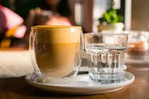 Los impensados beneficios del hábito de acompañar el café con un vaso de agua