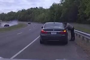 Un policía de EE.UU. se salvó de ser atropellado durante un control por un auto que circulaba a 120 km/h