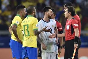 Messi les protesta a los árbitros, luego de la derrota ante Brasil en las semifinales de la Copa América 2019 ante Brasil, en Belo Horizonte. Fue la última caída de la selección, que va por el título.