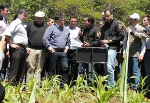 El presidente de Paraguay, Horacio Cartes, de camisa azul, en una presentación que hizo la compañía en el vecino país