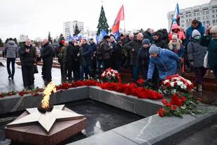 Familiares de las víctimas se reúnen para depositar flores en memoria de los más de 60 soldados rusos que Rusia dice que murieron en un ataque ucraniano en territorio controlado por Rusia, en Samara, el 3 de enero de 2023.