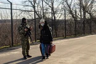Una mujer cruzo al territorio controlado por el gobierno ucraniano desde la autoproclamada "república" de Lugansk. (Lynsey Addario/The New York Times)