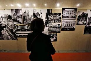 La calle Corrientes, el archivo fotográfico de La Nación en sus 150 años, exhibe 51 fotografías en blanco y negro