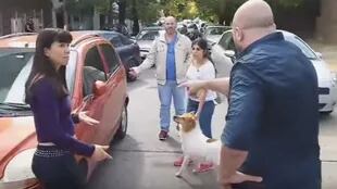 En un video grabado por los vecinos, un grupo de personas discute con una mujer que supuestamente intentó abandonar a su perro