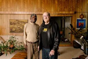 Al Attles (85 años) y Tom Meschery (83), en la casa del primero, en Oakland, California: compañeros de Chamberlain y protagonistas de aquella noche mágica
