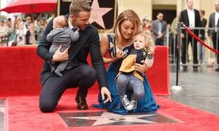 Ryan Reynolds le muestra, orgulloso, su estrella de la fama a sus hijos