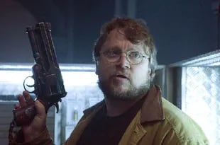 Del Toro, con el arma que Hellboy utiliza en la película